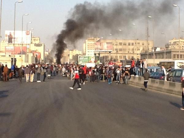 شباب الألتراس يقطعون الطريق.jpg