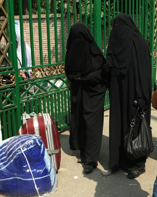 YallaGroup.net_Cairo University students wearing the niqab, a black veil which covers the face except for the eyes, stand outside the university dormitory on October 7, 2009.jpg