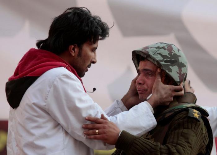 ضابط متظاهر يبكى.jpg