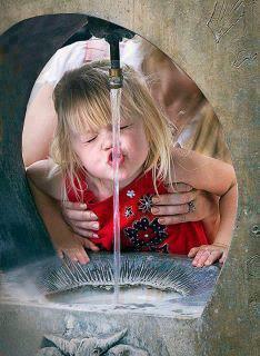 طفلة تشرب.jpg